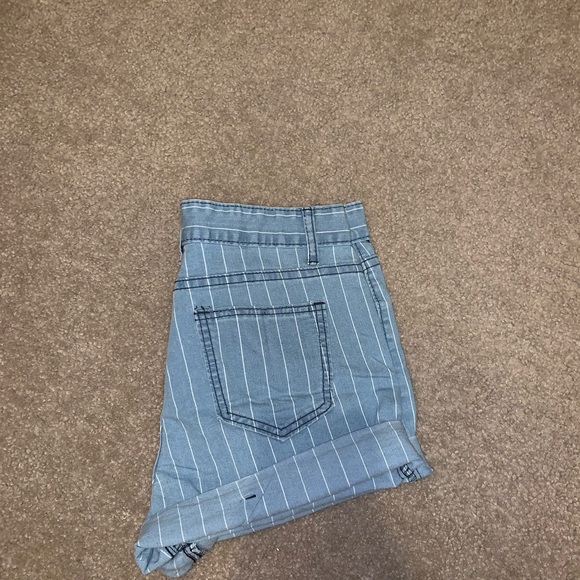 Striped shorts - Picture 2 of 2